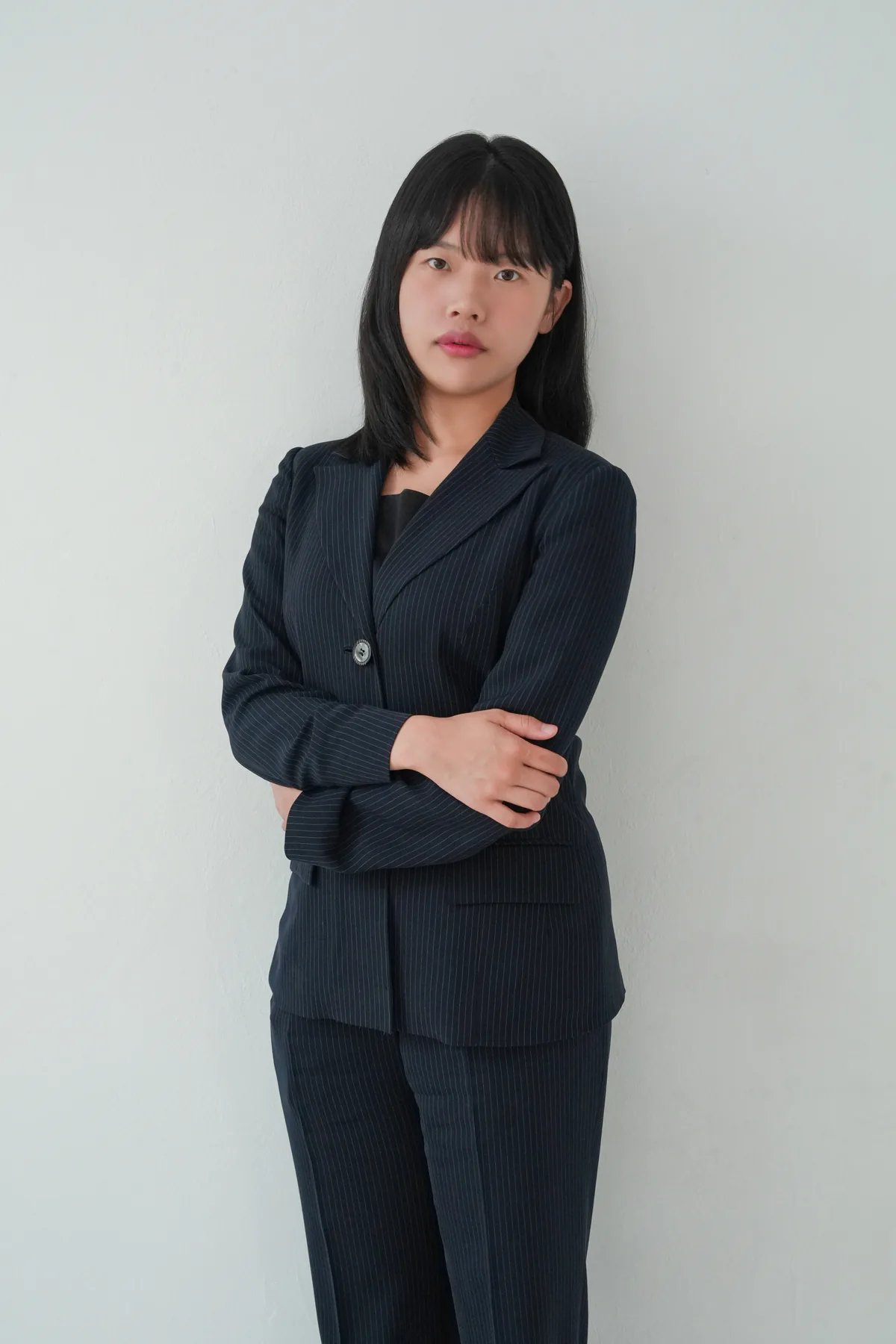네이비 수트를 입고 정면을 바라보는 서지혜 변호사